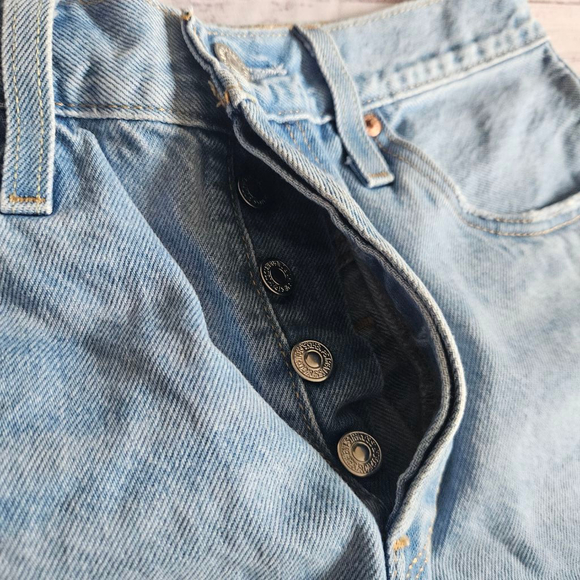 Levis Premium 501 Light Denim Wash Raw Hem Button Fly Shorts Womens 28 - Picture 7 of 7